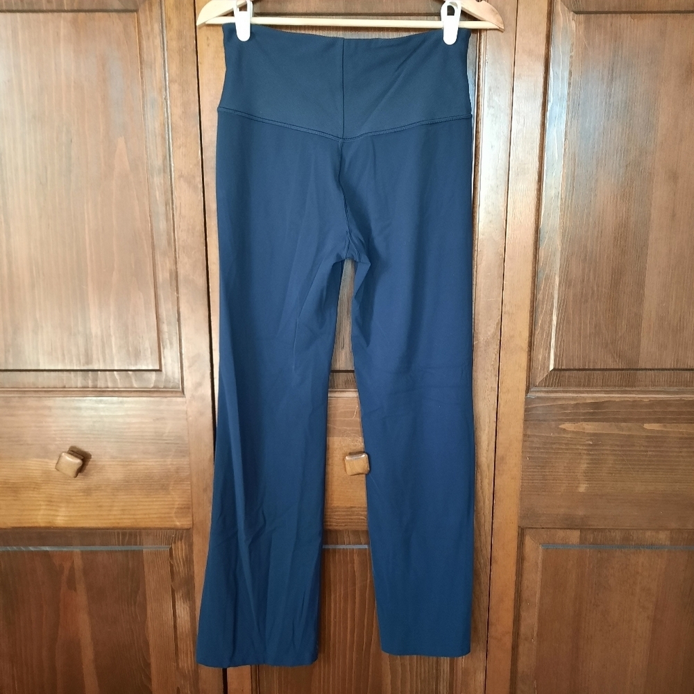 Athleta Studio Flare Pant Powervita Fabric Navy Yoga Activewear Leggings Size M - Picture 7 of 13
